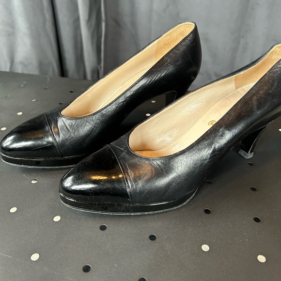 Vintage 80s Chanel pump with patent cap toe - Picture 3 of 7